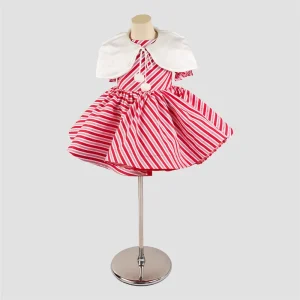 1_0db4e065-16c8-4590-86b2-49e43e387888.jpgv1751520700 Kate Noël Bonbon Rayures Rouge Robe avec Cape Enfant Pour la Photographie