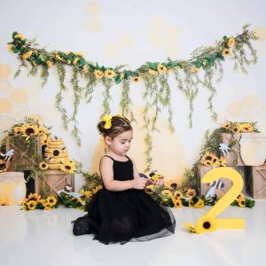 1_4b2eeac3-409a-40c7-8736-956b3920fd75.jpgv1732871755 Kate Abeilles Été Jaune Toile de fond conçue par Megan Leigh