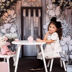 1_a2715848-e8c6-4537-8758-9977dfc9340b.jpgv1741585210 Kate Noir Blanc Fleur 2D Boutique Vintage Toile de fond conçue par Mini MakeBelieve