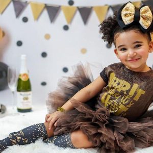 3_365aa857-a833-4882-916e-c667fc179b0e.jpgv1635152322 Kate Nouvel an Anniversaire Enfant Ballons Noir & Doré Toile de fond conçue par Rose Abbas