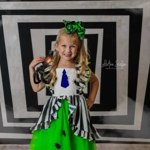 3_70074f59-89e8-434c-a12d-7cb97eabda56.jpgv1727230507 Kate Noir et Blanc Cadre Portrait Artistique Toile de fond conçue par Mini MakeBelieve