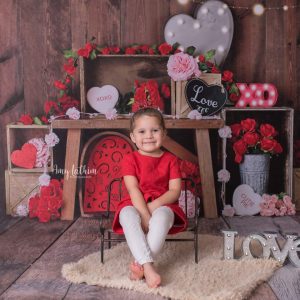 Kate Caisses Saint-Valentin Bois Brun Roses Toile de fond conçue par Mandy Ringe Photography
