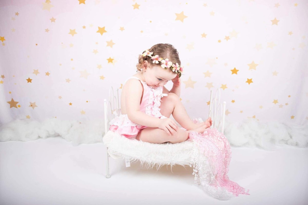 Kate Anniversaire Rose Étoiles dorées Enfants Toile de fond conçue par JFCC – Image 3
