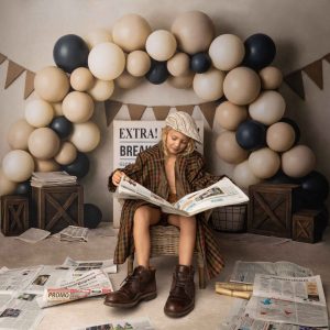 Kate Breaking News Ballons Arche Beige Toile de fond conçue par Mini MakeBelieve