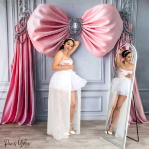 DSC_0069.jpgv1739778154 Kate Noeud Rose Mur Rétro Blanc Toile de fond conçue par Mini MakeBelieve