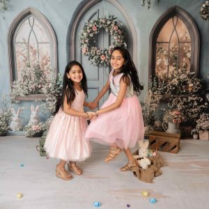 Easter_018.jpgv1741829328 Kate Pâques Lapin Fleurs Bleu Porte Toile de fond+Neutre Parquet Bois Sol Toile de fond