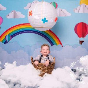 HVE200309_fe525b8d-6f8a-4572-864c-bcc5465484e5.jpgv1635152282 Kate Origami Montgolfière Nuage Arc-en-ciel Anniversaire Toile de fond conçu par Ava Lee