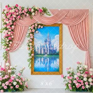 Kate Intérieur Roses Rideaux Cadre Toile de fond en Polar conçue par Patty Roberts